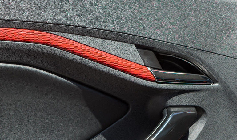 На Lada Vesta внутренние ручки дверей «блестящий хром» меняют на «неблестящий»